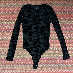 NUMERO BLACK VELVET CAMO LONG SLEEVE THONG FIT BODYSUIT
